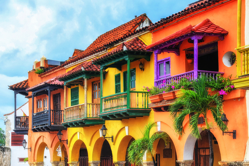 Casa colombiana com portas coloridas em uma cidade nas montanhas